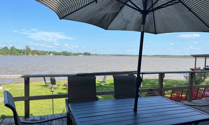Trinity House | 3-bedroom vacation home, waterfront patio, great fishing, kayaking, swimming