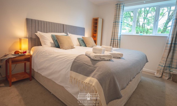 West Heslerton House | 3 bedroomed holiday cottages, with and indoor pool access, that sleeps 6, with two off road car park