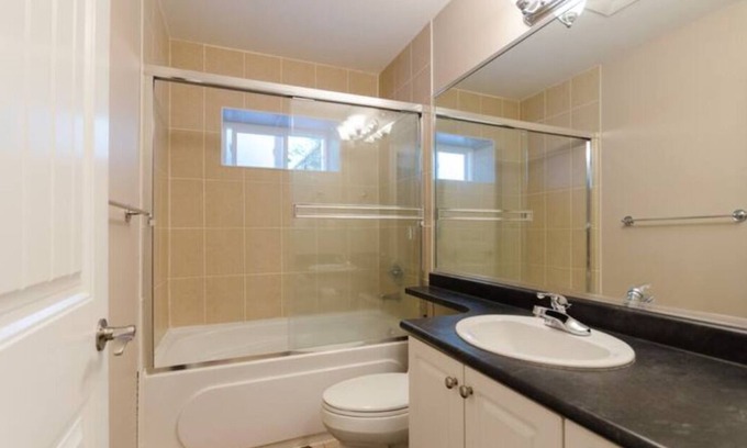 Fleetwood House | 3 bedrooms and 2 full bathrooms - next to Golf Course, park, Tennis Court
