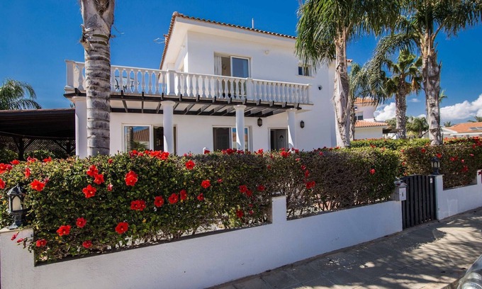 Ayia Thekla Villa | 3 bedrooms Detached Villa - Sleeps up to 8 Guests
