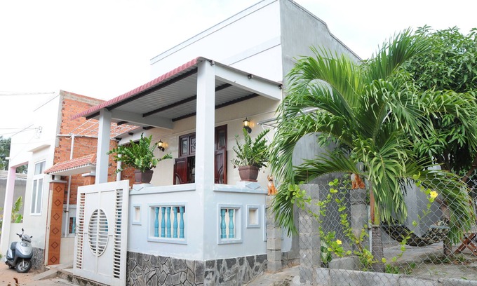 East Ham Tien Beach House | 3 Bedrooms House and big garden