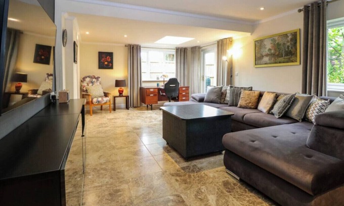 Brundall House | 3 Beds | 3 Baths | 2 Living areas | Cinema Room