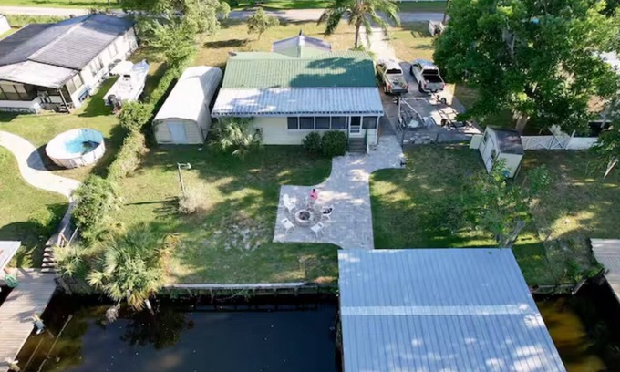 Crescent City House | 3 BR 2 BA House w/Dock on Deep Canal in Bass Capital