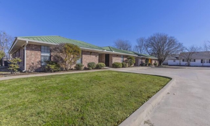 University Apartment | 3 Br 3 Ba Urban Getaway Great Weekly & Monthly Rates