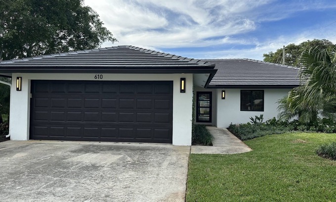 Delray Beach House | 3 BR Pet-friendly House with Pool near Golf Course, downtown & beaches.