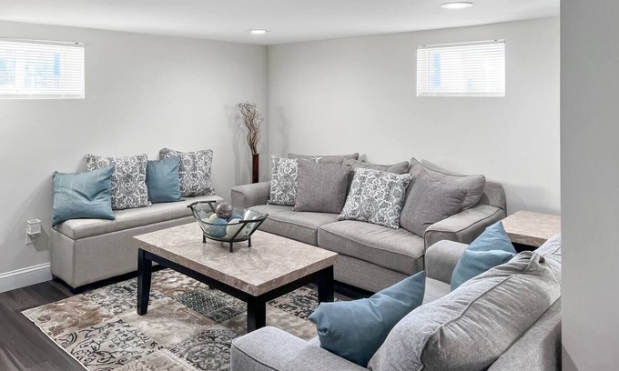 Tiverton House | 3 BR Ranch overlooking the Rivernn