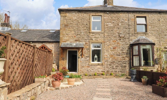 Clitheroe House | 3 COWPER PLACE, pet friendly, with a garden in Chatburn