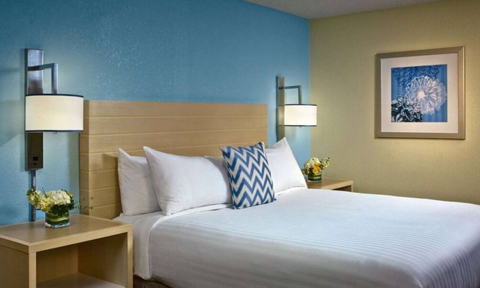 Houston House | 3 Family-Friendly Suites Near Rocket Park, Fully-Equipped Kitchen, Pool!