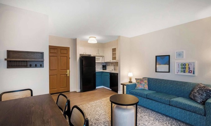 Lone Tree Hotel | 3 Family Ready Suites with Living Space Near Park Meadows | Outdoor Pool