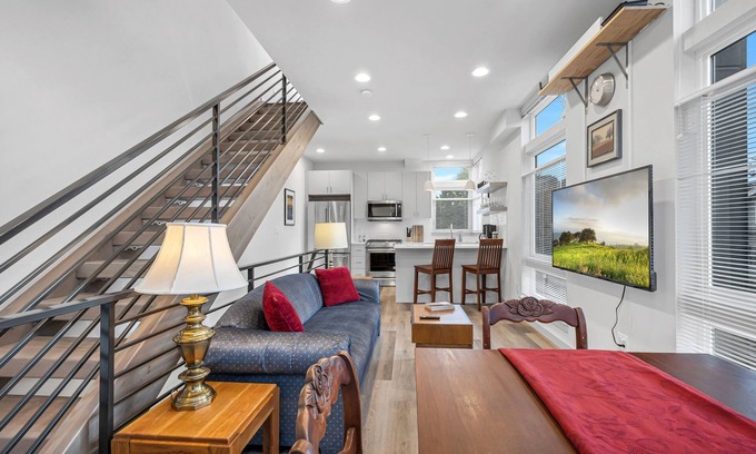 Wallingford House | 3-level Corner Townhome with Private Rooftop Deck