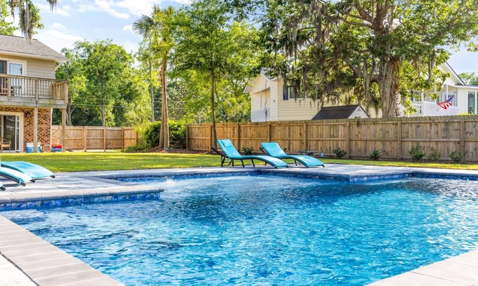 Socastee House | 3 Level Home on Waterway w/Heated Pool & Hot tub