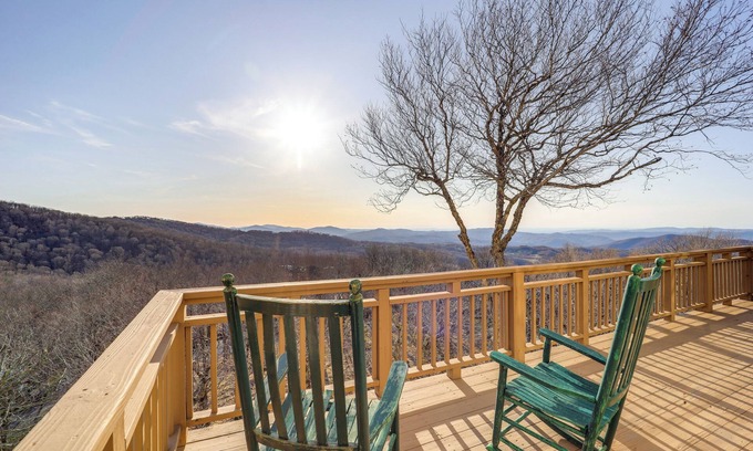 Beech Mountain Apartment | 3 Mi Beech Mtn Resort: Cozy Studio w/Deck & View!