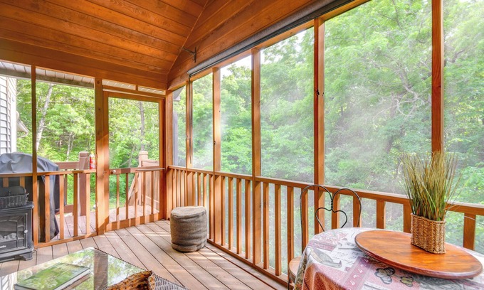 Jefferson City House | 3 Mi to Dtwn Jefferson City: Family Home w/Deck