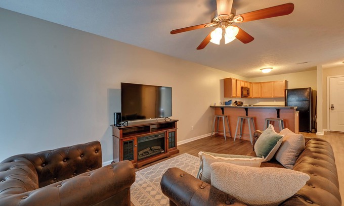 Elizabethtown Apartment | 3 Mi to Dtwn: Pet-Friendly Apt in Elizabethtown!