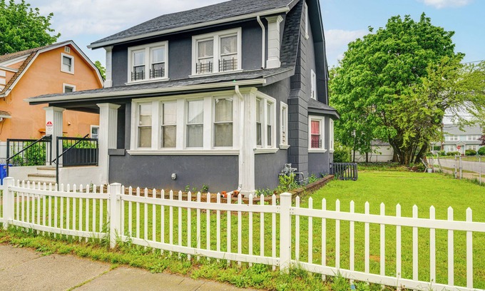 Hempstead House | 3 Mi to Nassau Coliseum: Spacious Hempstead Home!
