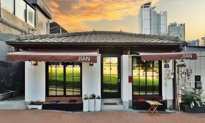 Gwanghui-dong House | 3 minutes to subways and buses. Modern hanok for a family or friends!