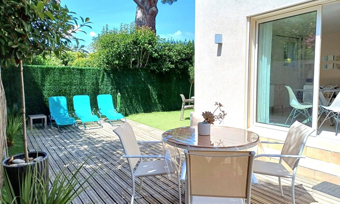 Saint-Cyr-sur-Mer Apartment | 3 minutes walk from the sandy beach . Ideally located, Garden, quiet, Parking