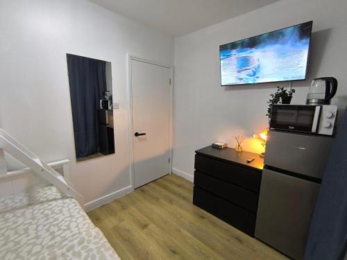 Abbey House | 3 Persons Room, 1min walk from South Wimbledon Station
