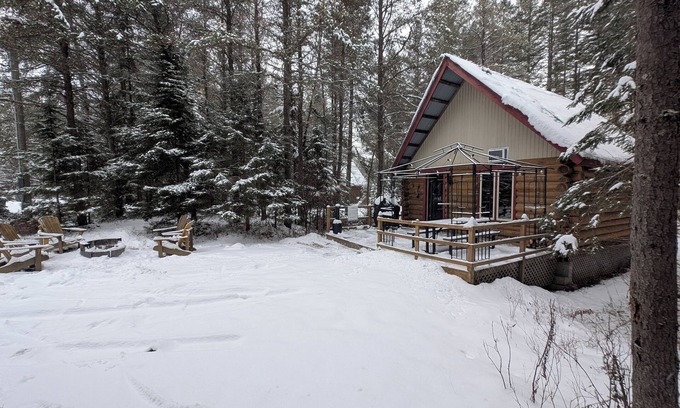 Riviere-Rouge Ski Chalet | 3- Poirier : Chalet en bois rond au bord de la Rivière Rouge