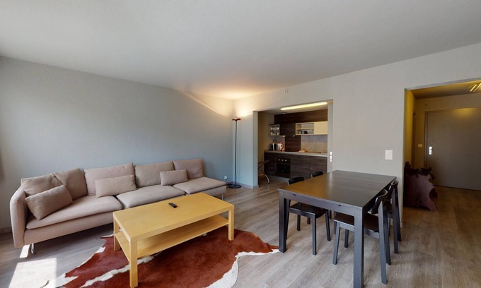 Champfer Apartment | 3-room apartment on the 1st floor, entrance with hall stand, living room with op