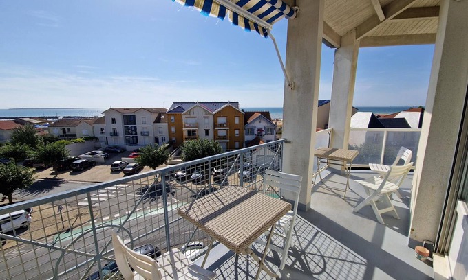 Port District Apartment | 3-room duplex near the beach with parking - sleeps 4