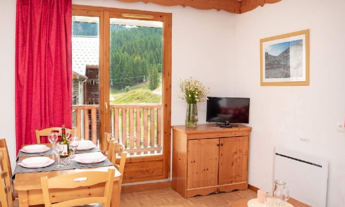 Puy-Saint-Vincent Apartment | 3 Rooms, 6 Pers, Parking, Balcony, 2 Bedrooms, Equipped Kitchen