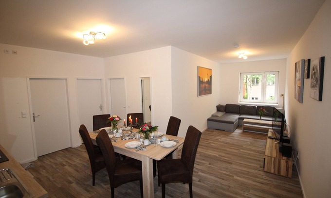Tempelhof-Schoeneberg Apartment | 3 rooms, up to 9 persons, luxurious furnishings, "orchid"