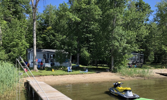 Dongola Cottage | 3 Season Cottage - Shadow Lake, Coboconk - Perfect for Family, Adults & Kids