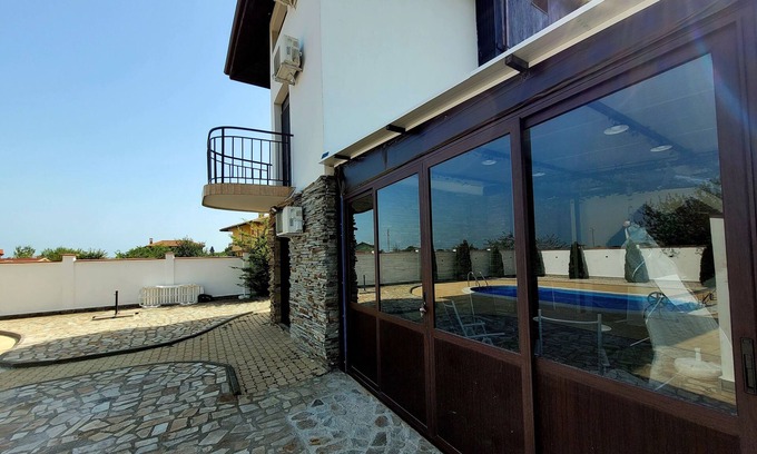 Topola House | 3-storey villa with swimming pool and veranda on the coast
