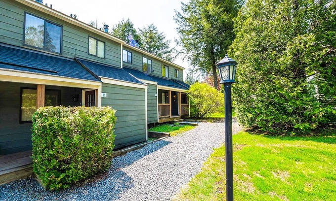 West Dover Condo | 3 Story Condo Just Minutes from Mount Snow & Lake Whitingham