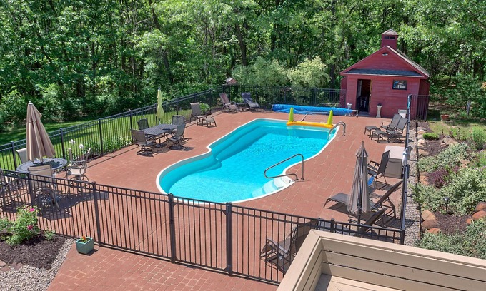 Alto House | 3-Story Luxury Escape w/Arcade Room Hot Tub Fire Pit BBQ Grills & More!