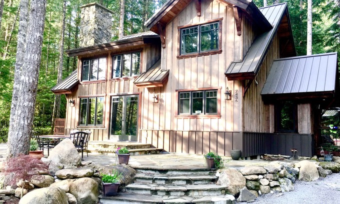 Warnick Cabin | 3.tKnotty Lodge – Reclaimed Timber Charm Meets Modern Comfort near Mt. Baker