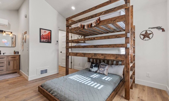 St. Charles Cabin | #3 Wild West Cabin! Newly Remodeled! AC! Sleeps 4!