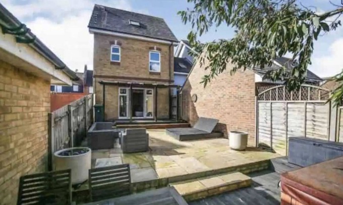 Ashford House | 3 x Floor Fun House with Games Room (Sleeps 6)