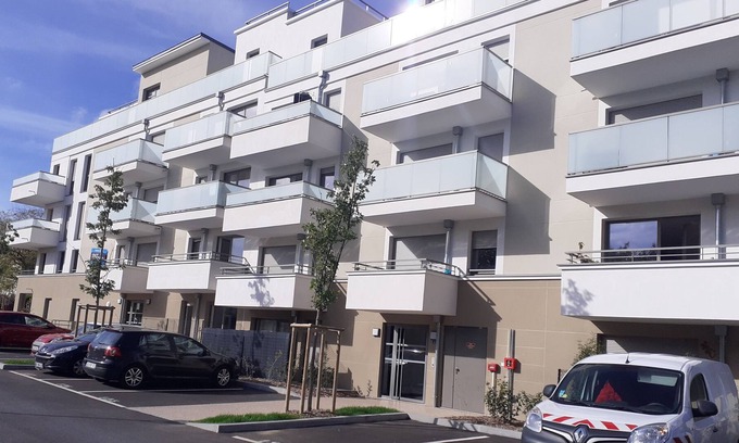 Sannois Apartment | 30 minutes by transport from the Champs Elysées, department stores,
