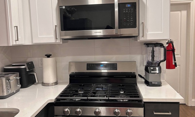 Irvington House | 30 minutes from Newark airport. Cozy Multi Level family Home, Level A