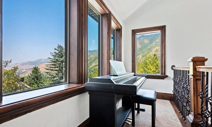 Olympus Cove House | *30 night min* Luxury Mansion * Hot Tub * Views * Theater * Game Room