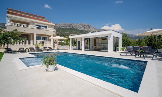 Kastel Kambelovac Villa | 300 m² Villa ∙ 5 bedrooms ∙ 10 guests