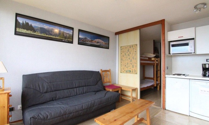 Eclose-Ouest Apartment | 300m from ski slopes, 1st floor, balcony, tv, ski locker, 26m², Alpe d'Huez