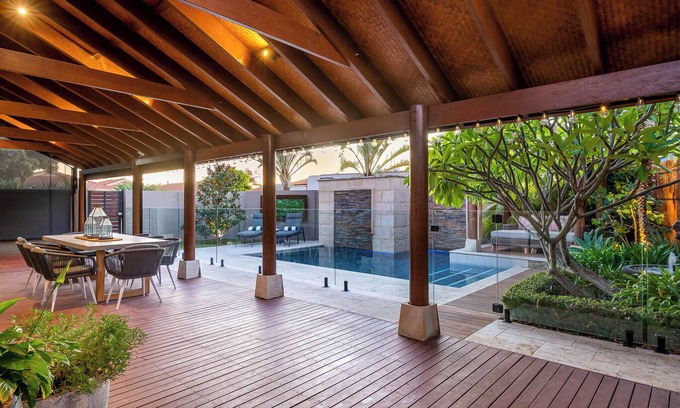 Hillarys House | 300m walk to the beach and cafes and shops.