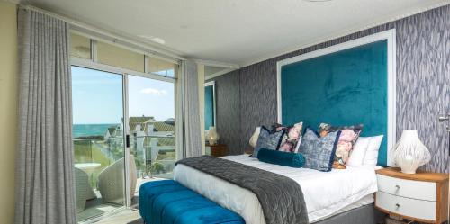 Pollok Beach Apartment | 301 Cascades Apartment