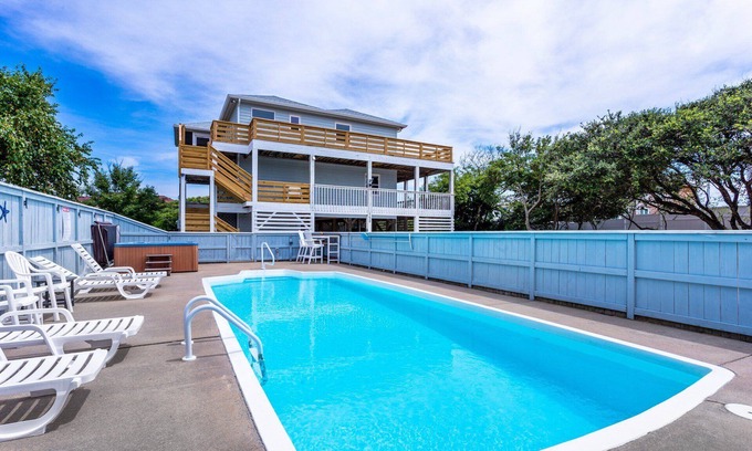 Southern Shores House | 3043 Sandy Shores * 5 Min Walk to Beach * Pool