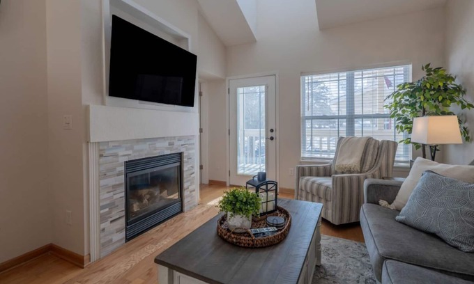 Delavan Lake Condo | 306 - Spacious 2 Bedroom Condo Suite