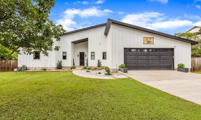 Hudson Bend House | 306 m² House ∙ 3 bedrooms ∙ 8 guests