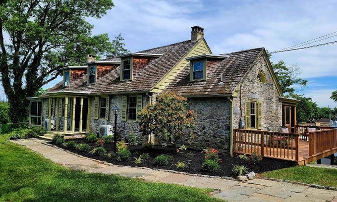 Downingtown House | 309 m² House ∙ 3 bedrooms ∙ 10 guests