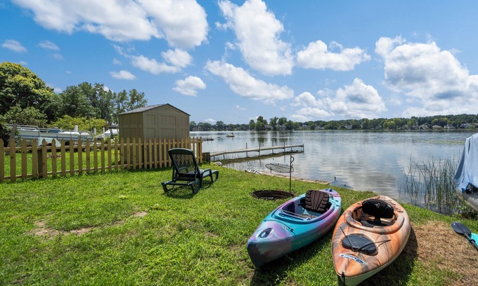 Fenton House | 31+ NIGHTS ONLY - Secret Tunnel Lakehouse - kayaks, bonfires, beach, sleeps 10