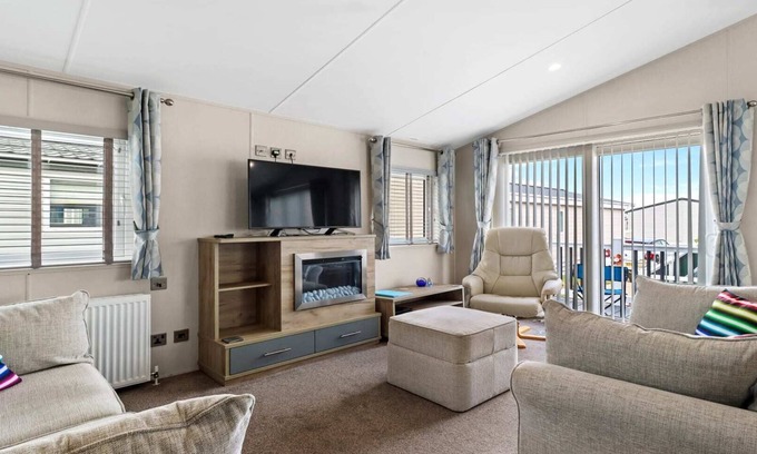Pevensey Ski Chalet | 33 Beach Retreat Lodge Pevensey Bay Holiday Park