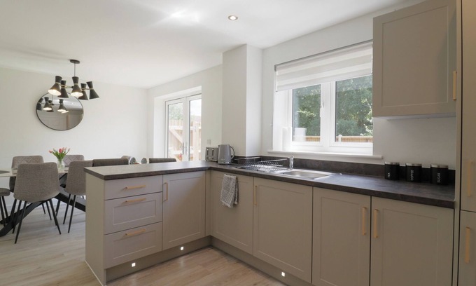 Colchester Cottage | 33 CRANESBILL CLOSE, pet friendly, with a garden in Colchester