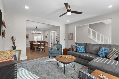 The Gate House | 3325 Bright Urban Comfort