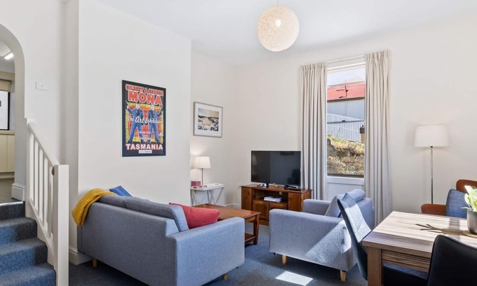 North Hobart Apartment | 338 on Murray walk to restaurant strip